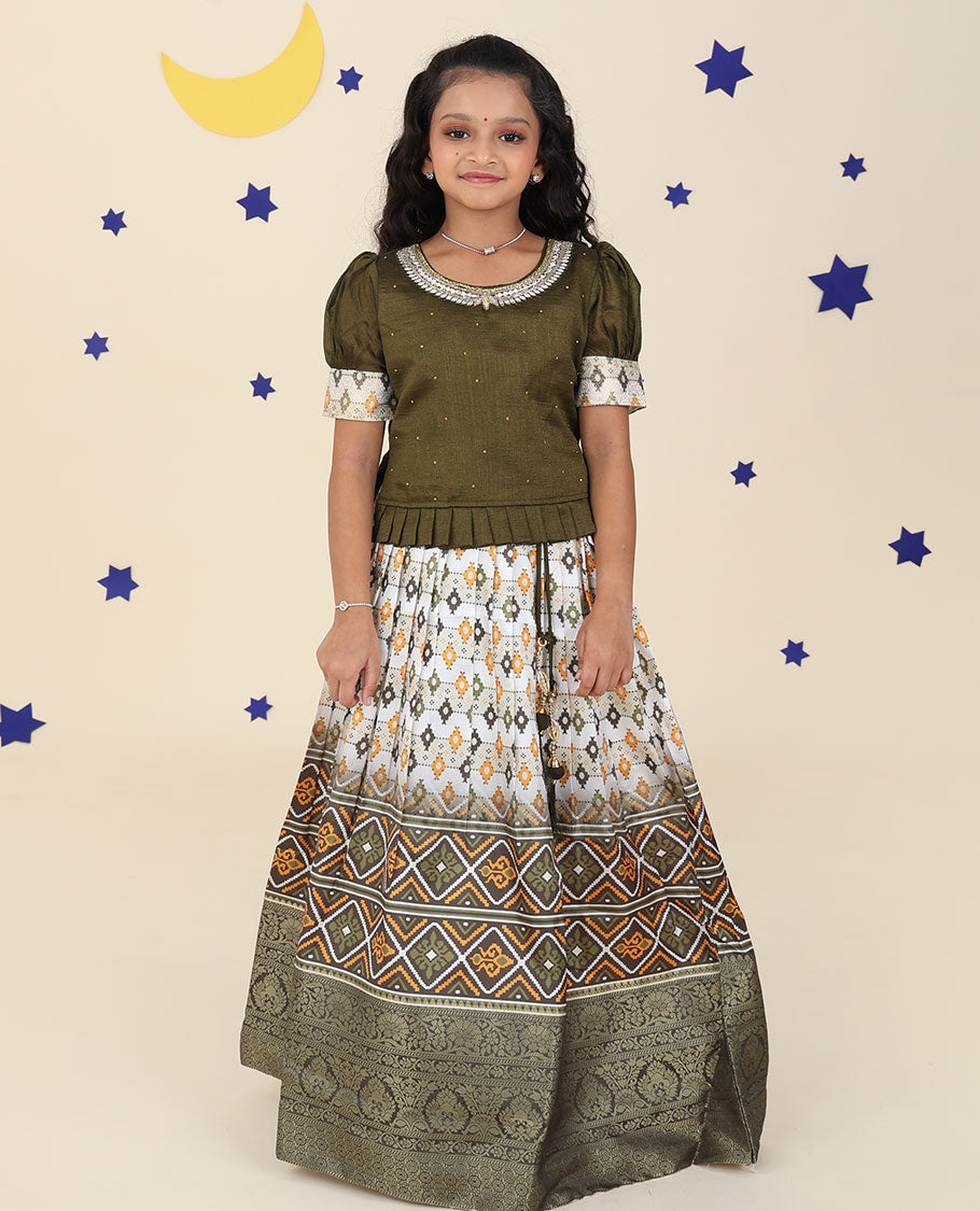 Multi-color cholly set features intricately designed skirt, contrast embroidered puff-sleeve blouse & net dupatta