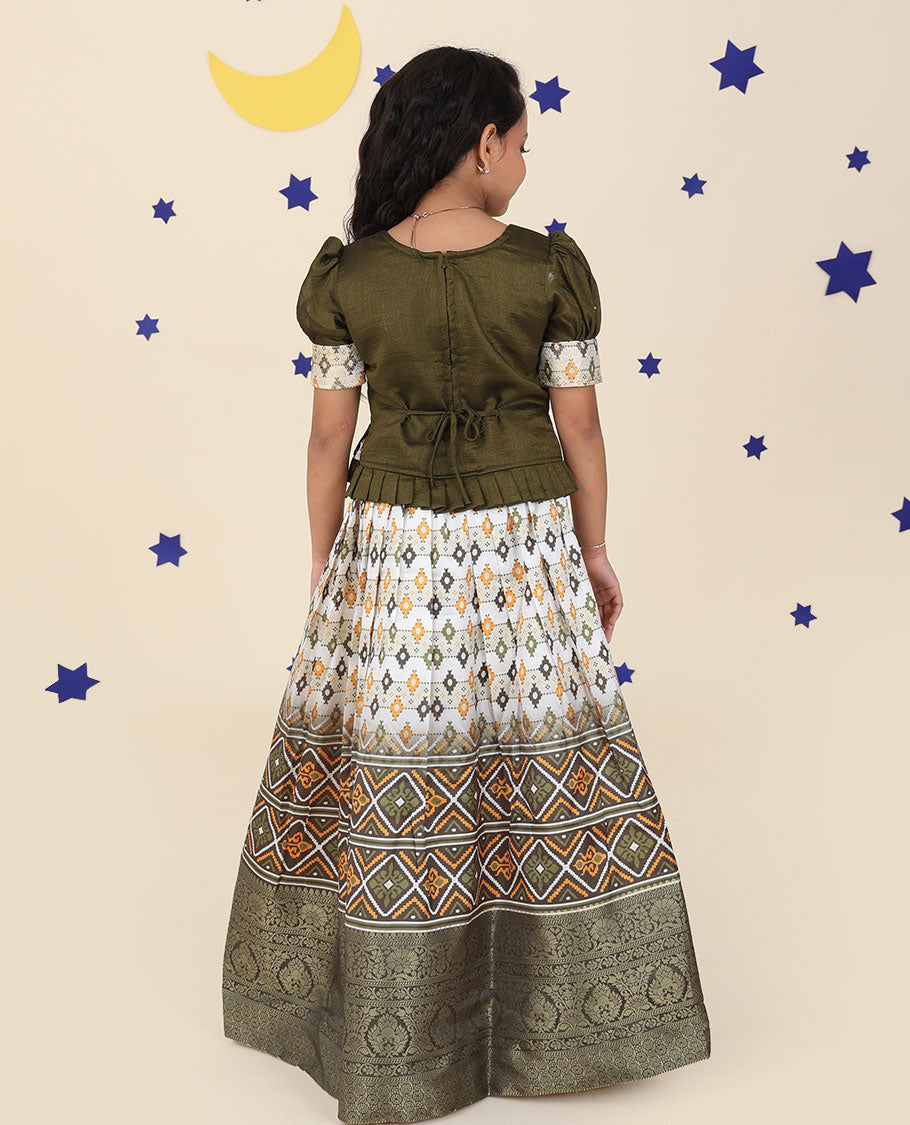 Multi-color cholly set features intricately designed skirt, contrast embroidered puff-sleeve blouse & net dupatta