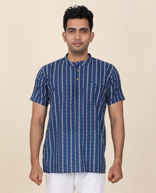 Blue chevron motifs printed mandarin collared & half-sleeve short cotton kurta