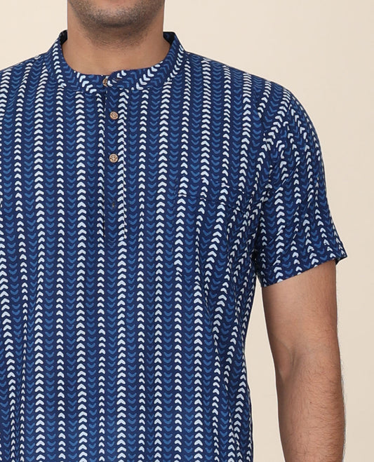 Blue chevron motifs printed mandarin collared & half-sleeve short cotton kurta