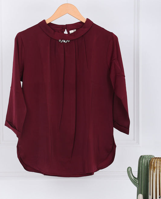 Maroon plain deep front round-neck & 3/4th-sleeve georgette top