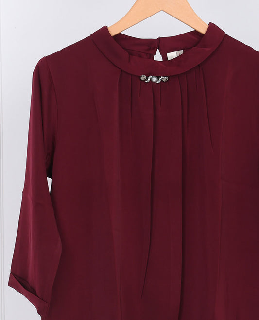 Maroon plain deep front round-neck & 3/4th-sleeve georgette top