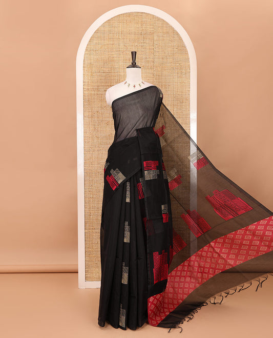 Borderless black geometric-patterned buttas kota cotton saree, jaal-patterned pallu & matching jaal-patterned blouse