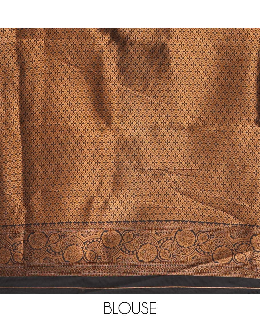 Borderless mehendi-black zari buttas & half-&-half vanasingari-style flora-fauna woven kanchi silksaree,self-pallu & blue blouse of zari brocade