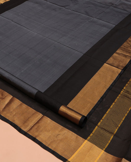 Grey Plain Uppada Silk Saree, Complemented by a Contrast Bavanji Border, Plain Pallu, and Paired with a Contrast Blouse