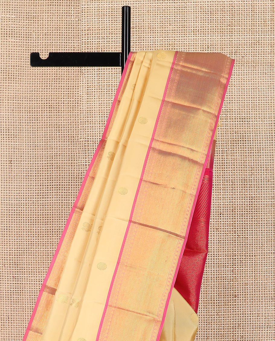 Gold mayil chakram buttas Kanchipuram silk saree, contrast border of thilakam mokku, muthu, banaras, and rudraksham designs, and jaal pallu