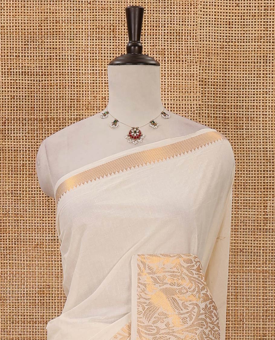 Cream plain body sungudi cotton saree, temple border of gold zari, floral & bird designs, zari striped pallu & contrast zari jacquard brown blouse