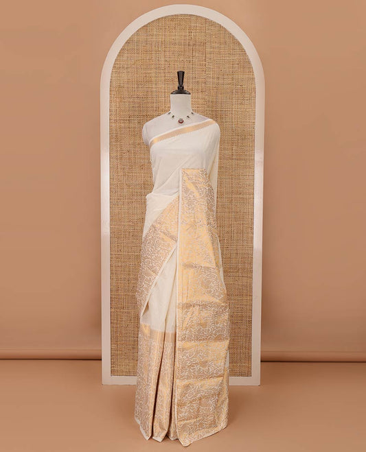 Cream plain body sungudi cotton saree, temple border of gold zari, floral & bird designs, zari striped pallu & contrast zari jacquard brown blouse