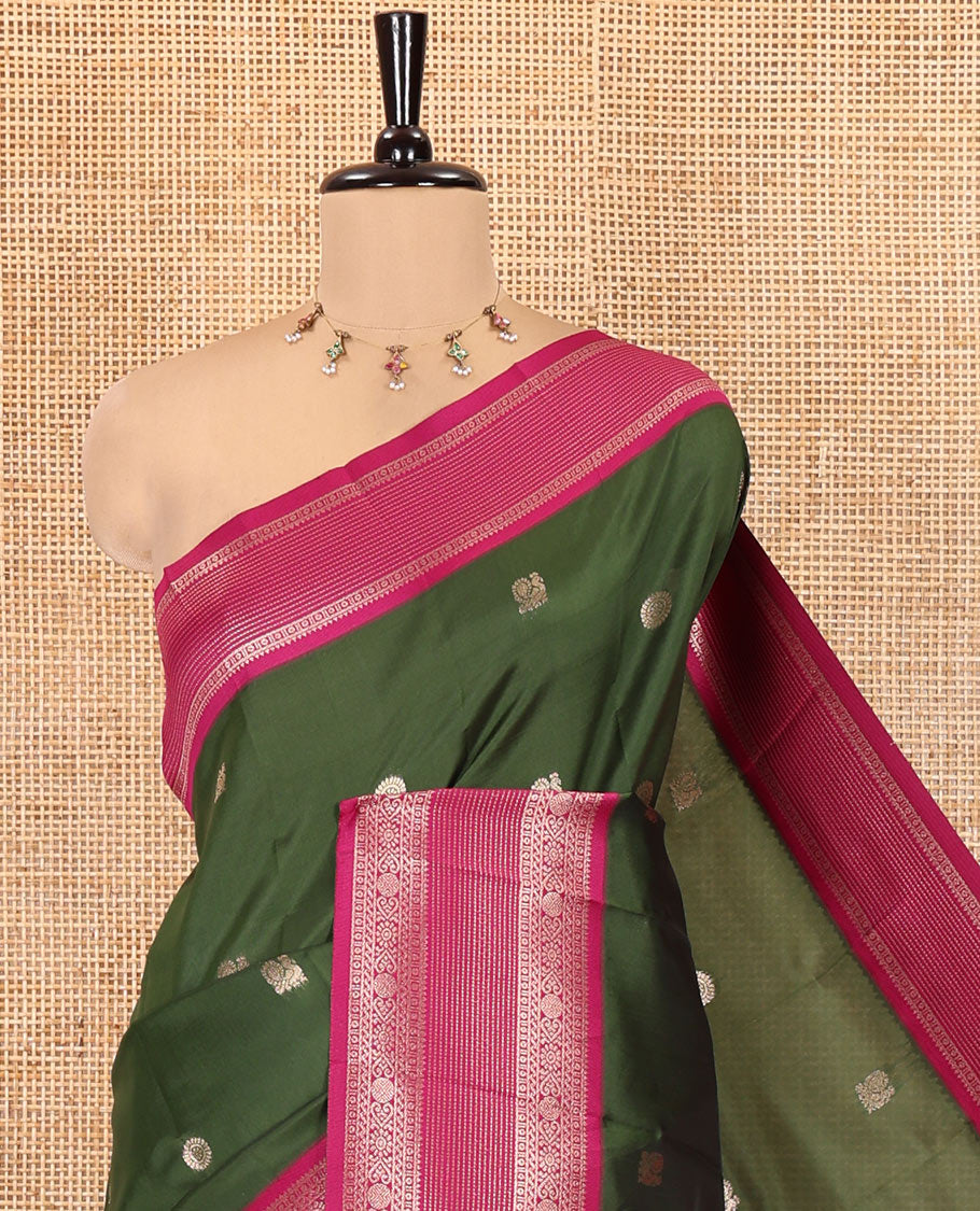 Green Kanchi Silk Saree Features Mayil-Chakram Buttas, a Contrast Traditional Border, Jaal Pallu, and a Contrast Blouse