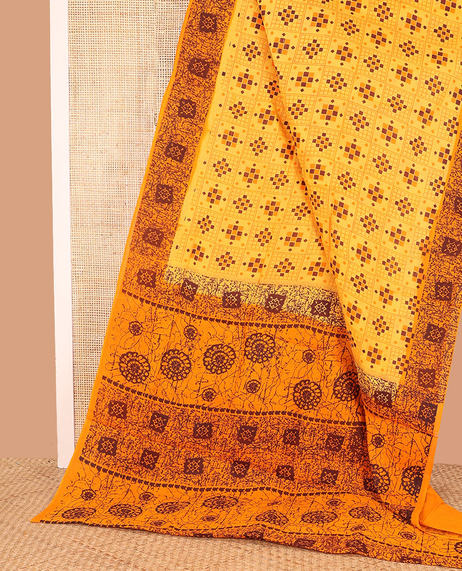 Yellow Sungudi Cotton Saree Accentuated with Pasapalli-Style Checks Prints, Complemented by a Contrast Rudraksham Motif Border, and Pallu Steeped with Rudraksham and Temple Designs