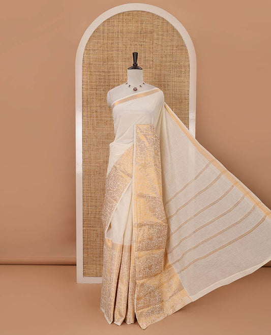 Cream plain body sungudi cotton saree, temple border of gold zari, floral & bird designs, zari striped pallu & contrast zari jacquard brown blouse