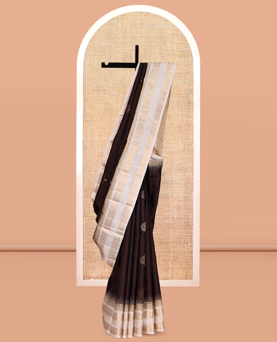 Brown Kanchipuram Silk Saree, Crafted with Zari Buttas, Complemented by a Contrast Rettai Pettu Border of Rekku, Banaras, Kathir, Muthu, and Kamalam, Grand Pallu, and a Contrast Blouse