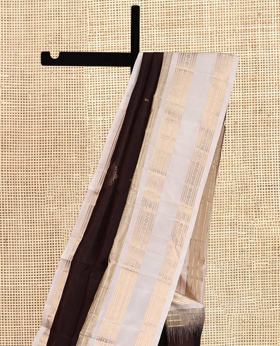 Brown Kanchipuram Silk Saree, Crafted with Zari Buttas, Complemented by a Contrast Rettai Pettu Border of Rekku, Banaras, Kathir, Muthu, and Kamalam, Grand Pallu, and a Contrast Blouse