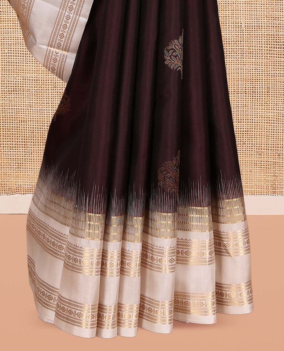 Brown Kanchipuram Silk Saree, Crafted with Zari Buttas, Complemented by a Contrast Rettai Pettu Border of Rekku, Banaras, Kathir, Muthu, and Kamalam, Grand Pallu, and a Contrast Blouse