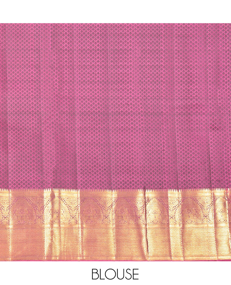 Green Parampara Silk Saree, Adorned with Embossed and Zari Buttas, a Contrast Border of Rekku, Muthu, Mayil, and Vanki Designs, Grand Pallu, and a Contrast Blouse