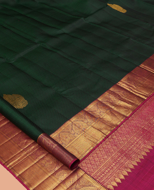Green Parampara Silk Saree, Adorned with Embossed and Zari Buttas, a Contrast Border of Rekku, Muthu, Mayil, and Vanki Designs, Grand Pallu, and a Contrast Blouse