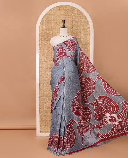 Borderless grey abstract-geometric printed crushed litchi saree, printed pallu & running blouse