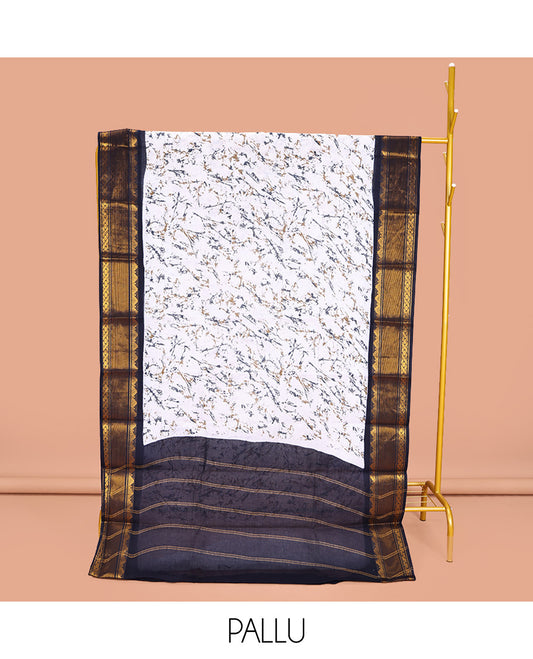 White-Blue Sungudi Cotton Saree, Uniquely Printed with Paint-Like Splashes on Its Body, Complemented by a Contrast Traditional Zari Design Border, Zari-Striped Pallu, and Has No Blouse