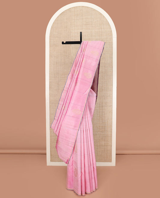 Pink Kanchipuram Silk Saree Featuring Zari Buttas Enclosed in Checks, Complemented by a Contrast Piping Border, with a Pallu Depicting Kodi Visiry and Star Vanki Designs, Paired with a Contrast Plain Blouse