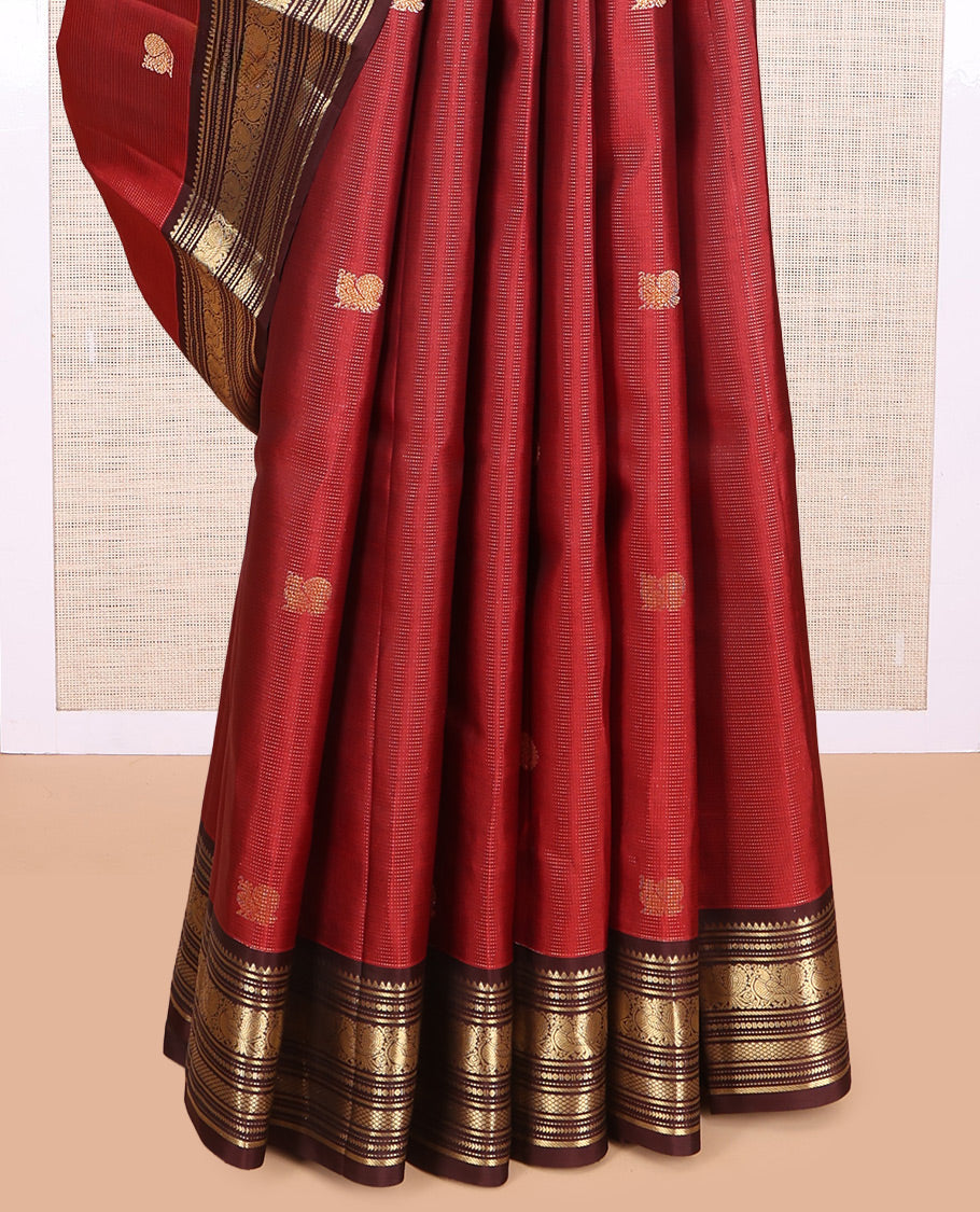 Crimson Red Vasundhara Silk Saree Featuring Vaira Oosi, and Annam Chakram Buttas, Complemented by a Contrast Border of Thilakam, Banaras, Mayil, Mayil Kann, Ara Bogudi, Muthu, and Banaras Designs, Grandly Woven Pallu, and a Contrast Blouse
