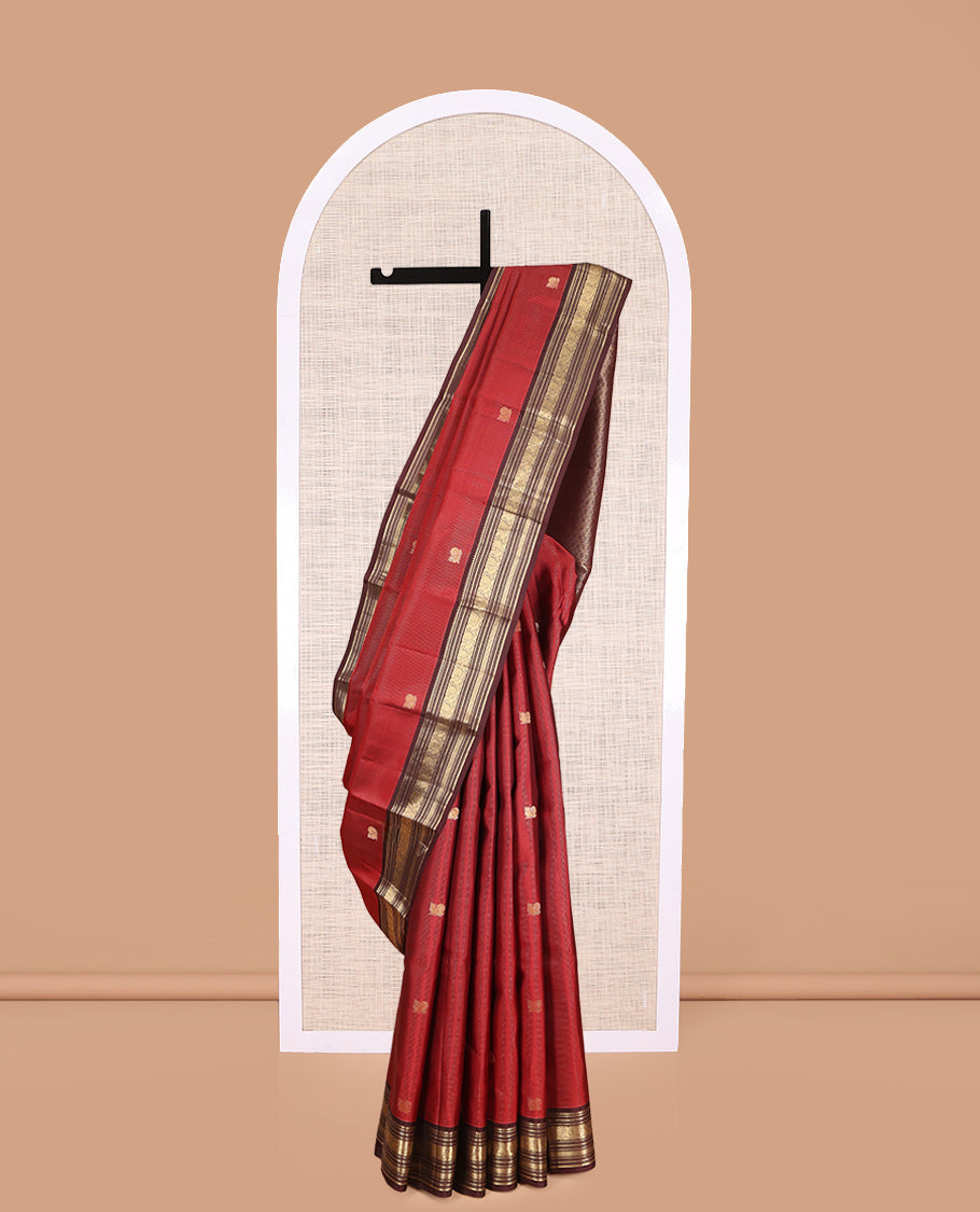 Crimson Red Vasundhara Silk Saree Featuring Vaira Oosi, and Annam Chakram Buttas, Complemented by a Contrast Border of Thilakam, Banaras, Mayil, Mayil Kann, Ara Bogudi, Muthu, and Banaras Designs, Grandly Woven Pallu, and a Contrast Blouse