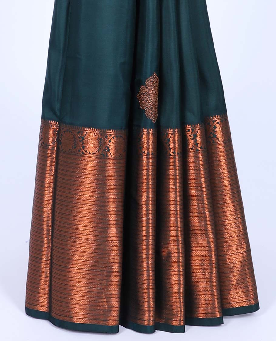 Green buttas kancheepuram koorai silksaree, traditional zari border of thilakam & kodi visiry & pallu of ogee & peacock