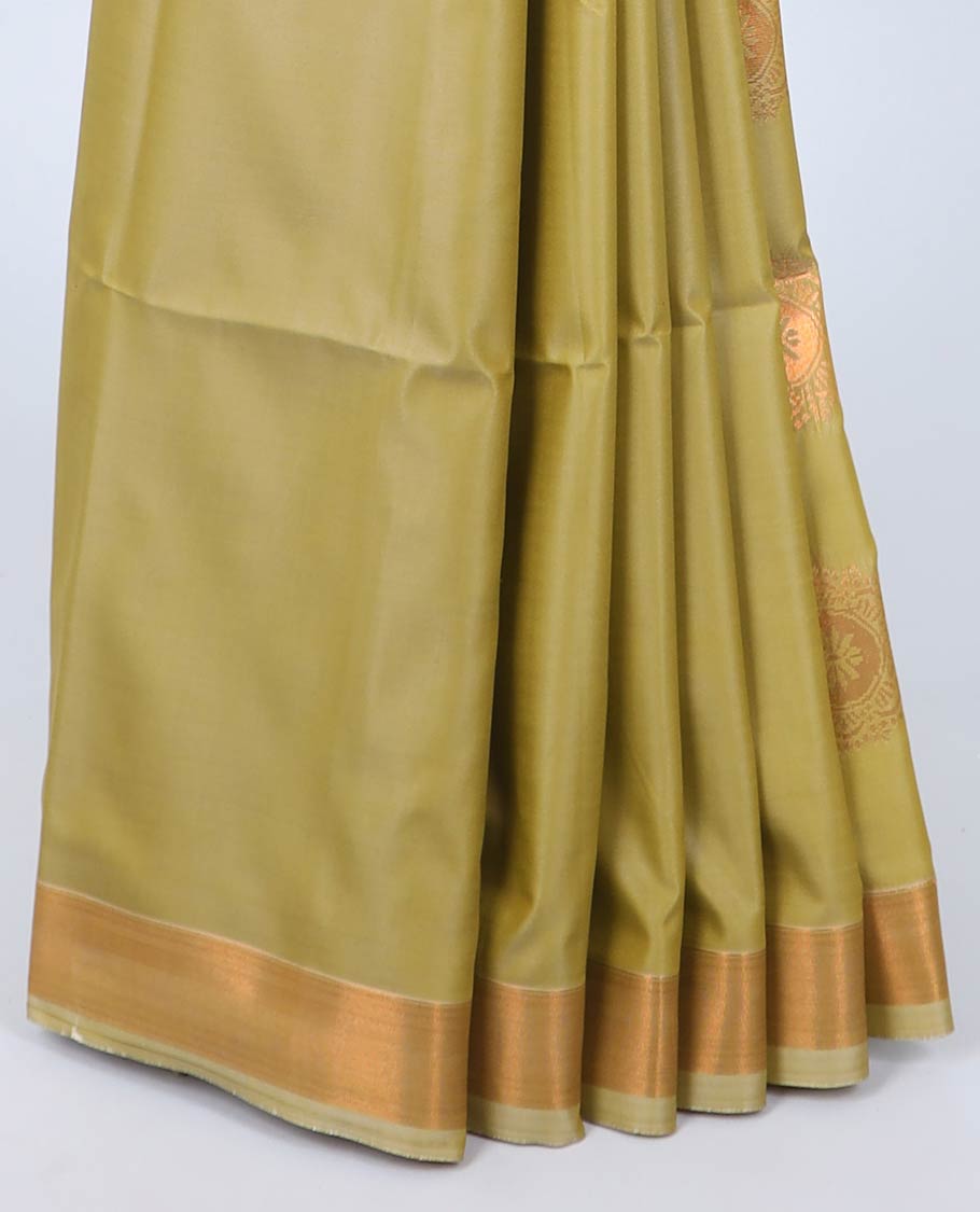 Green fancy saree with zari buttas, zari border & contrast pallu of ogee patterns