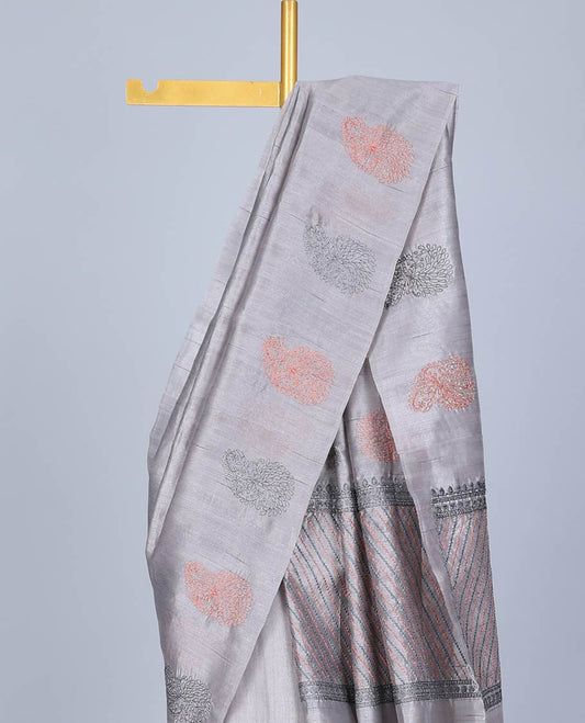 Borderless grey paisley motifs thread embroidered semi-banaras jute saree, self-pallu of diagonal stripes