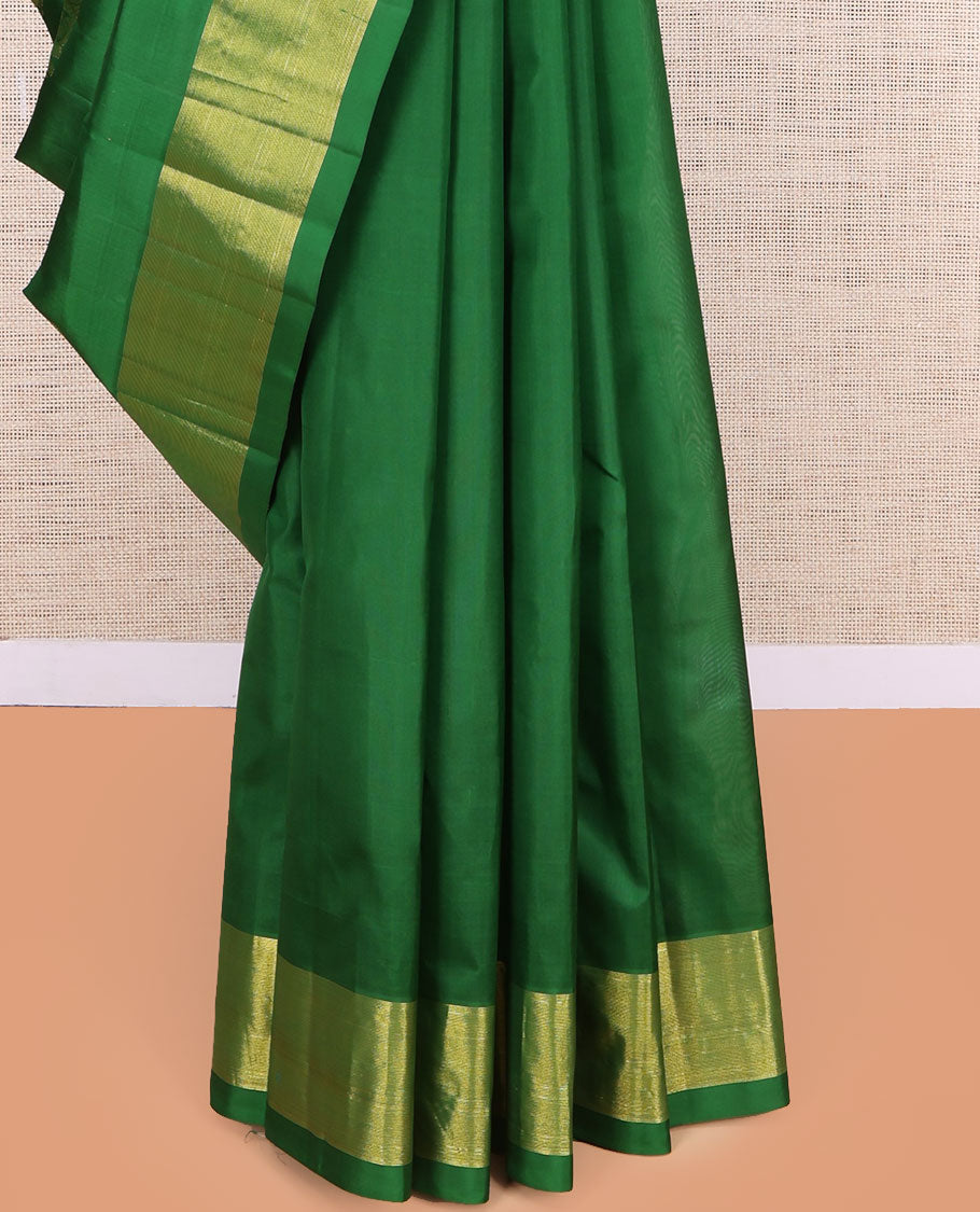 Green Kanchipuram Silk Saree, Woven with Yaanai Buttas, Highlighted by Zari Border, Pallu of Yaanai Design, and a Matching Blouse
