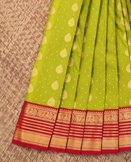 Leaf Green Budget Silk Saree, Delicately Woven with Zari Buttas on Its Body, Complemented by a Contrast Traditional Zari Varisai Pettu Border, Grand Jaal Pallu, and Paired with a Contrast Blouse