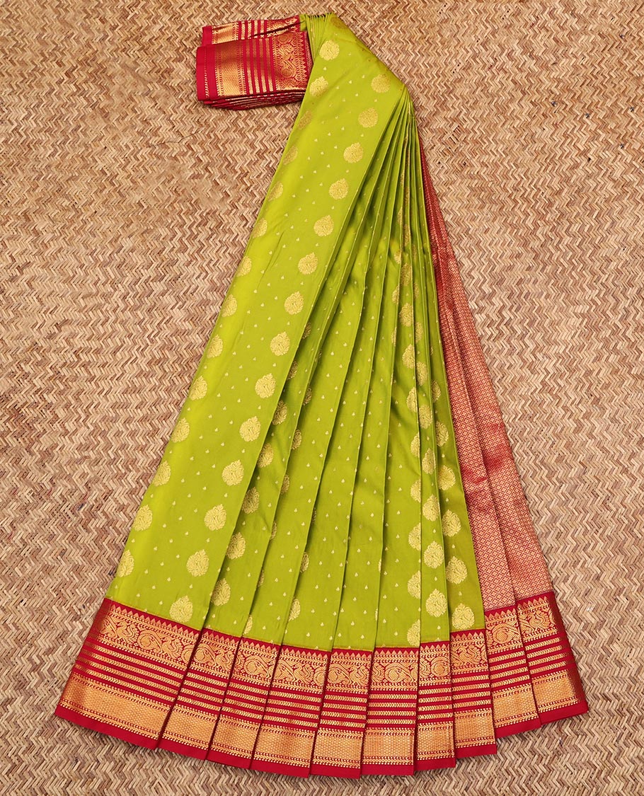 Leaf Green Budget Silk Saree, Delicately Woven with Zari Buttas on Its Body, Complemented by a Contrast Traditional Zari Varisai Pettu Border, Grand Jaal Pallu, and Paired with a Contrast Blouse