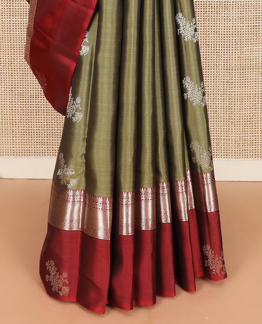 Green zari buttas Kanchipuram silk saree, contrast border of thilakam, muthu, kodi visiry, mayil kann, chakra, and diamond designs, and rudraksham motifs pallu