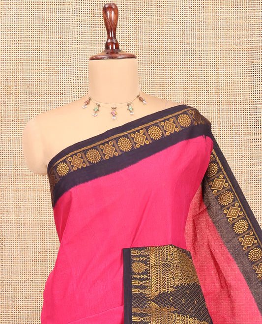 Rani Pink Plain Sungudi Cotton Saree, Complemented by a Contrast Gopuram Motif Woven Border, Zari Striped Pallu, and a Contrast Blouse