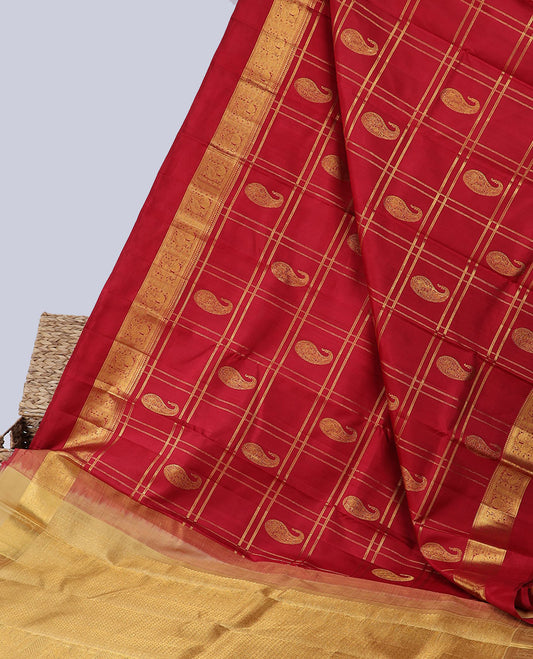 Maroon manga buttas & checked designer silksaree,contrast intricate pallu & border muthu,thilakam mokku,kuyil kann,mayil
