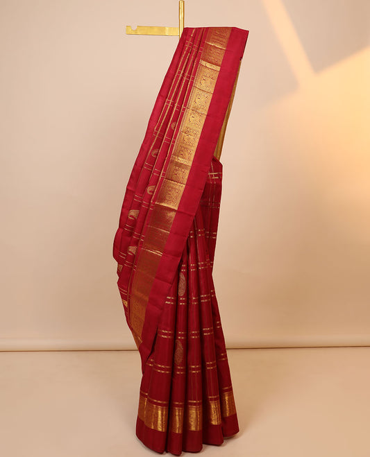 Maroon manga buttas & checked designer silksaree,contrast intricate pallu & border muthu,thilakam mokku,kuyil kann,mayil