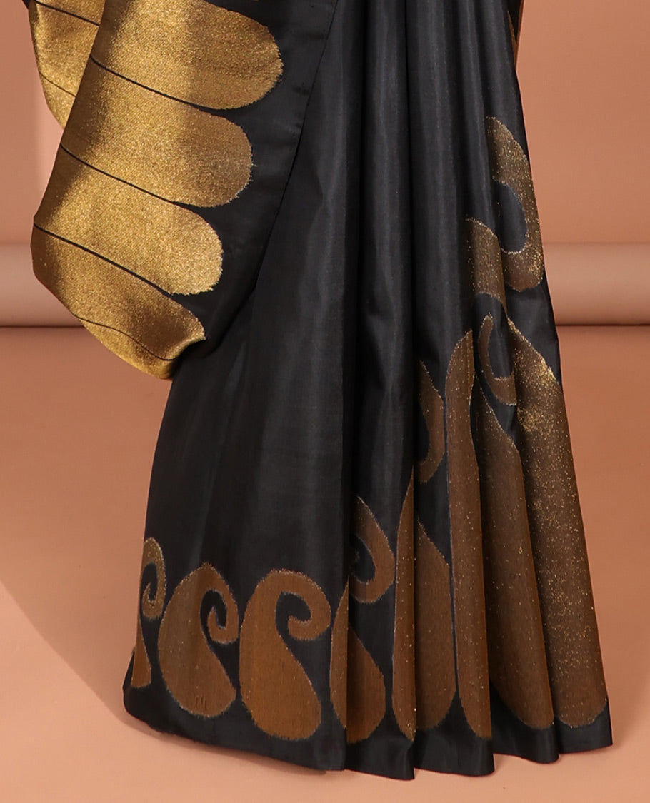 Borderless black kanchipuram designer silk saree features paisleys, zari-rich pallu adorned with seppu rekku design