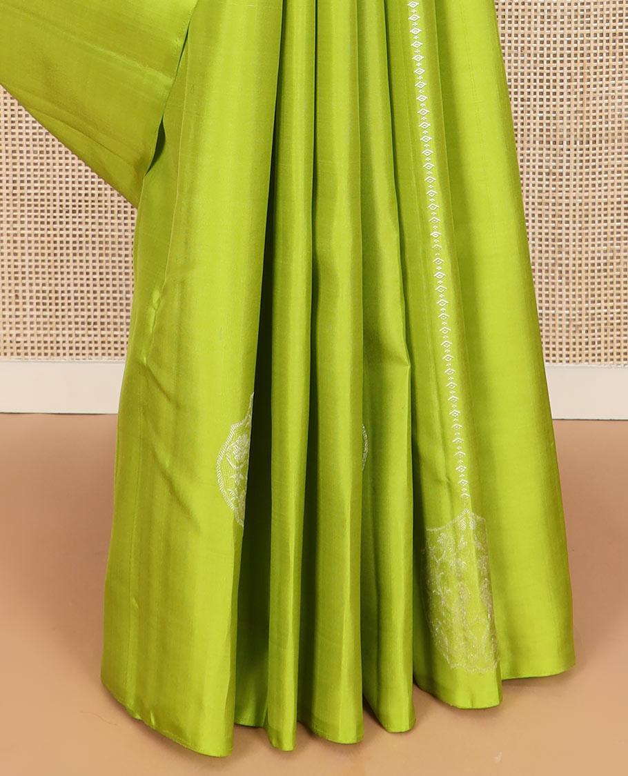 Borderless green zari buttas Kanchipuram silk saree, contrast pallu of thilakam mokku, banaras, muthu, rudraksham, annam, and floral-bird motifs