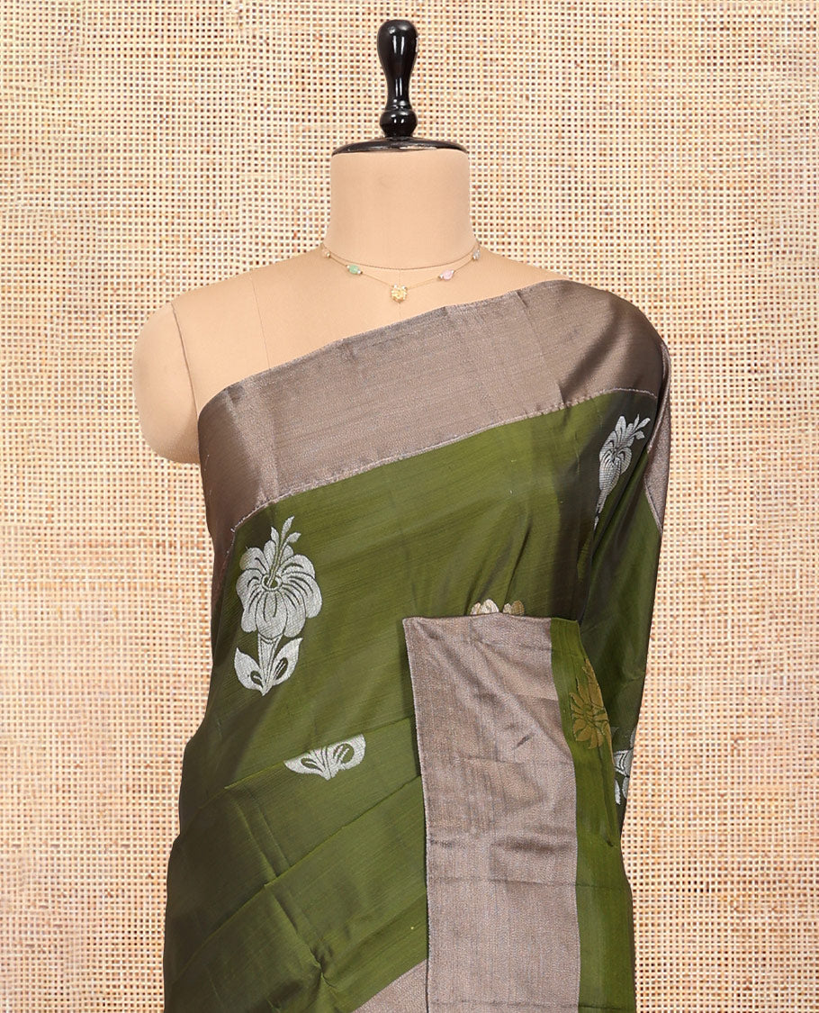 Green Uppada Saree, Adorned with Hibiscus Floral Buttas, a Bavanji Border, Contrast Intricate Pallu, and a Contrast Blouse