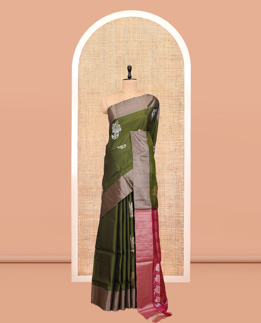 Green Uppada Saree, Adorned with Hibiscus Floral Buttas, a Bavanji Border, Contrast Intricate Pallu, and a Contrast Blouse