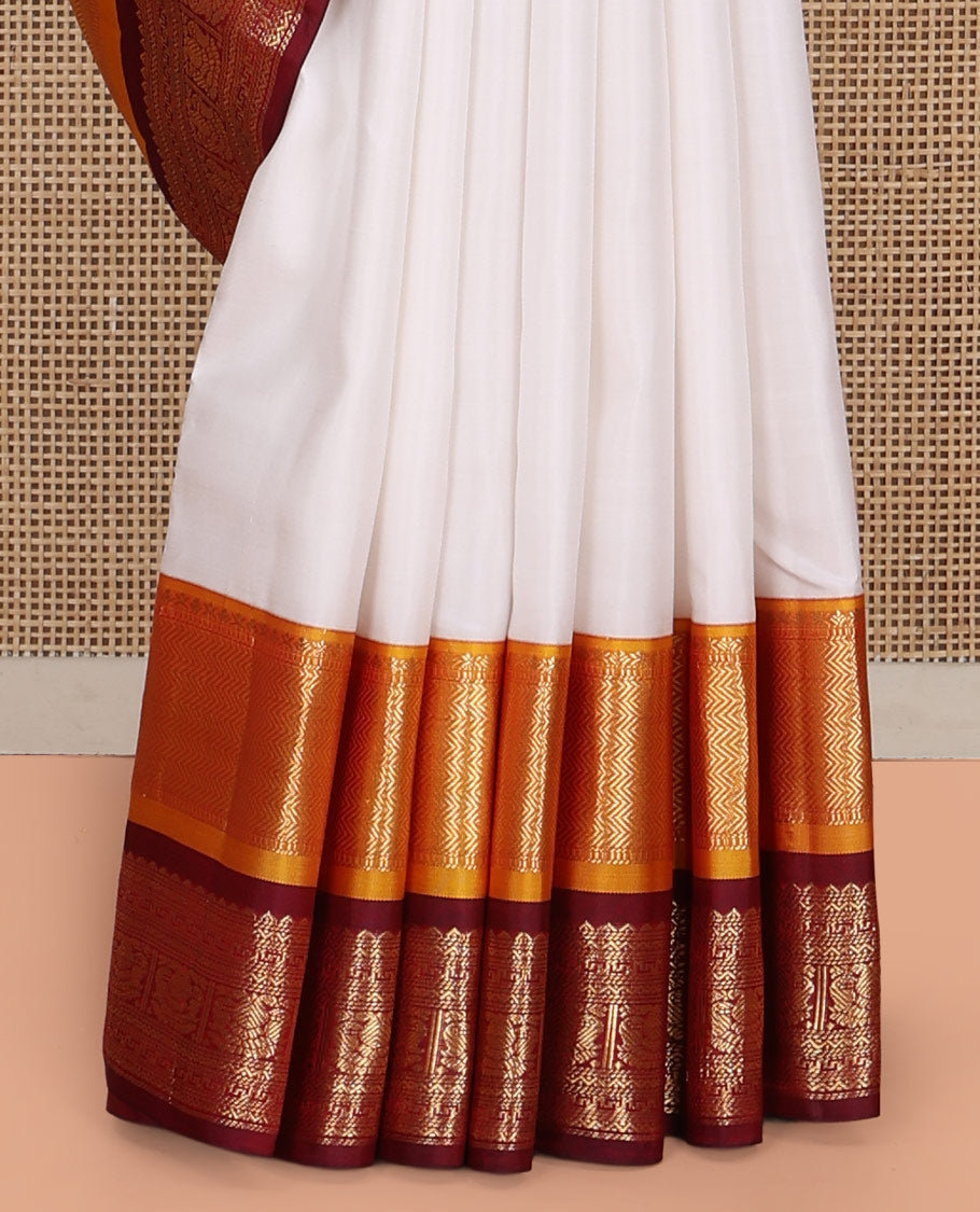 White Plain Vasundhara Silk Saree, Complemented by a Contrast Border of Muthu, Vanki, Rekku, Neli, Greek Key, and Iruthalai Pakshi Designs, Grand Jaal Pallu, and Paired with a Contrast Blouse