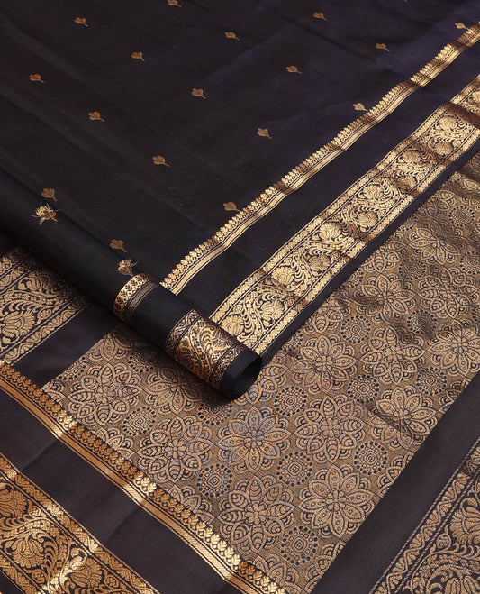 Blue floral buttas soft silk saree, rettai pettu border of thilakam mokku, banaras, and kodi visiry designs