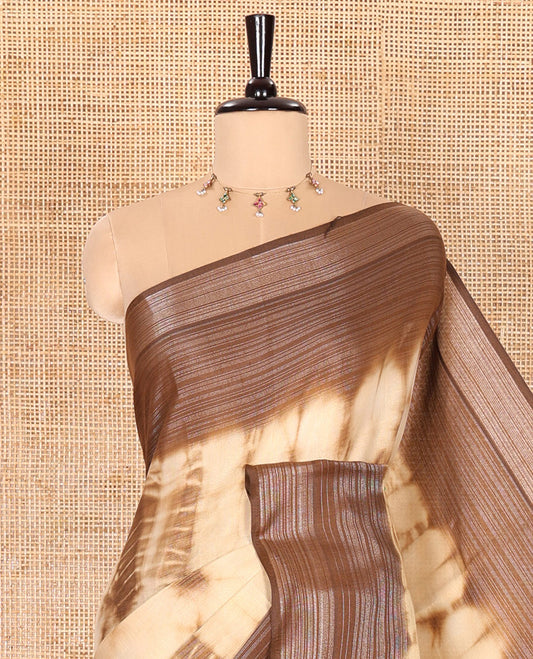 Chikku-Colored Linen Cotton Saree Enlivened with Shibori Print, Complemented by a Contrast Plain Border, Featuring a Shibori-Printed Pallu, Paired with a Contrast Blouse