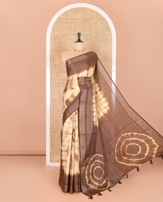 Chikku-Colored Linen Cotton Saree Enlivened with Shibori Print, Complemented by a Contrast Plain Border, Featuring a Shibori-Printed Pallu, Paired with a Contrast Blouse