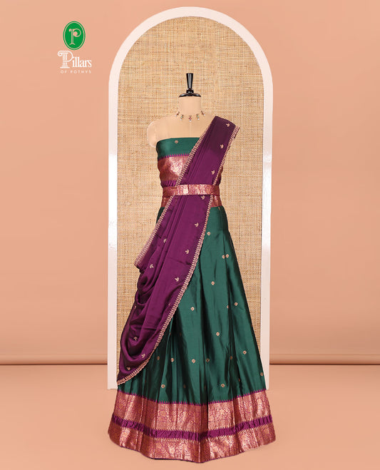 Green-Purple Semi-Banarasi Half-Saree Showcasing Zari Buttas on Its Skirt, Complemented by a Contrast Traditional Zari Temple Rettai Pettu Border, Paired with a Matching Blouse, and a Satin Georgette Embroidered Scallop Dhavani