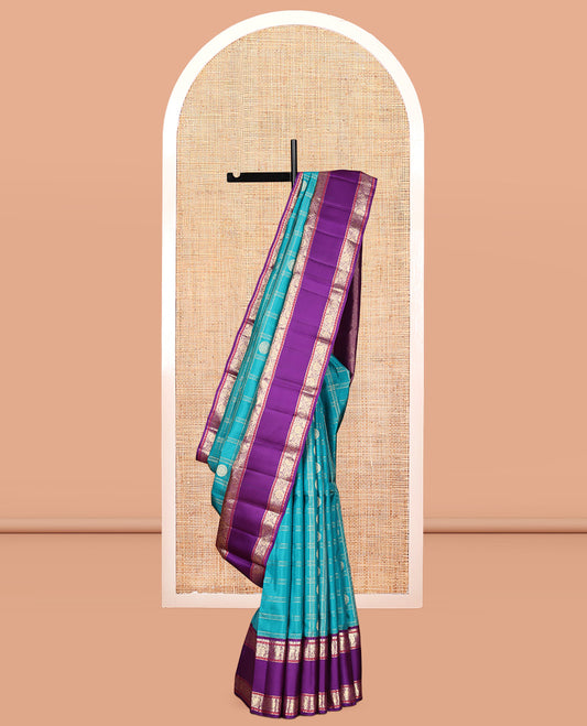Green Vasundhara Silk Saree, Bedecked with Chakram Butta Enclosed Checks, Complemented by a Contrast Rettai Pettu Kodi Visiry Border, Grand Pallu, and Contrast Blouse