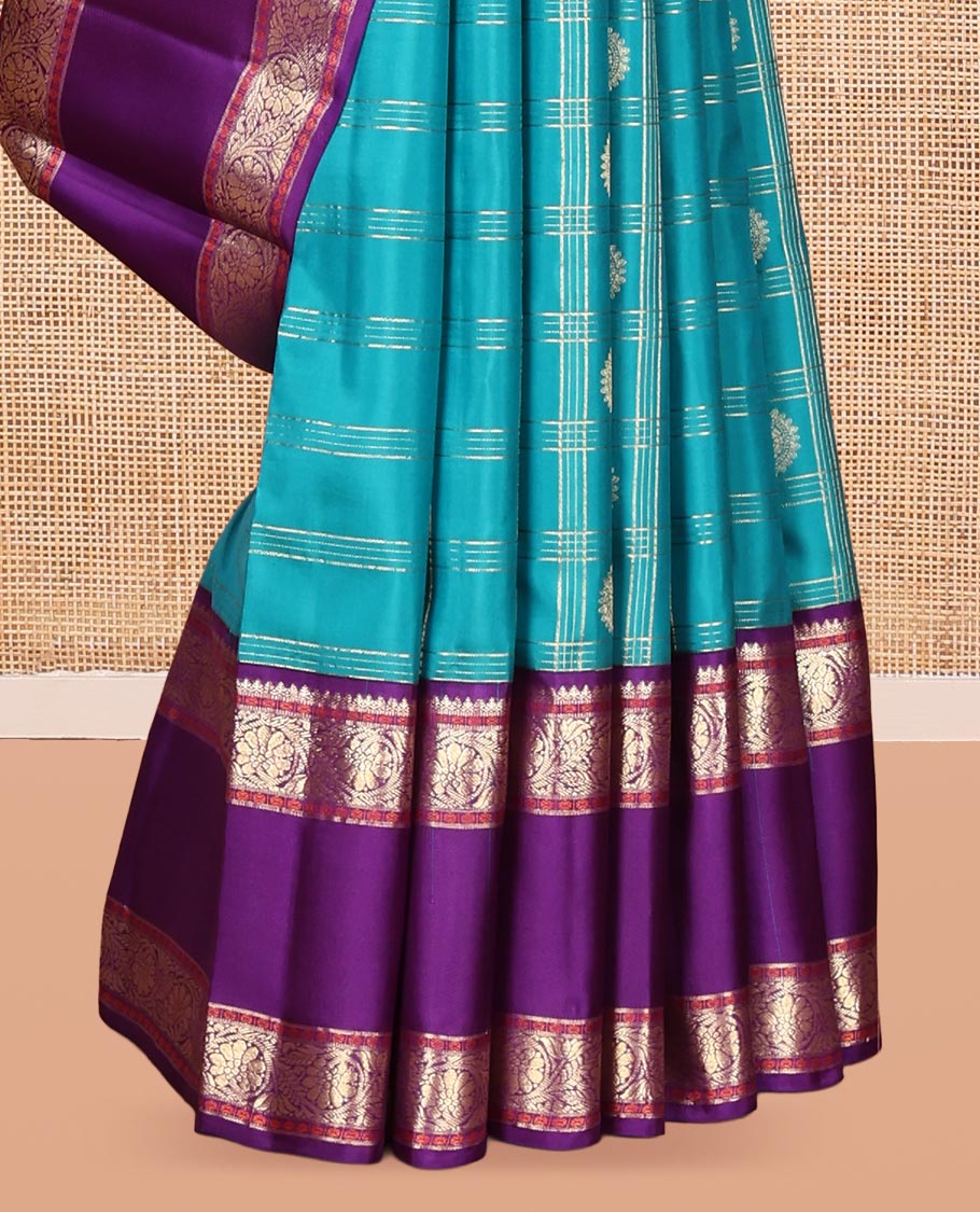 Green Vasundhara Silk Saree, Bedecked with Chakram Butta Enclosed Checks, Complemented by a Contrast Rettai Pettu Kodi Visiry Border, Grand Pallu, and Contrast Blouse