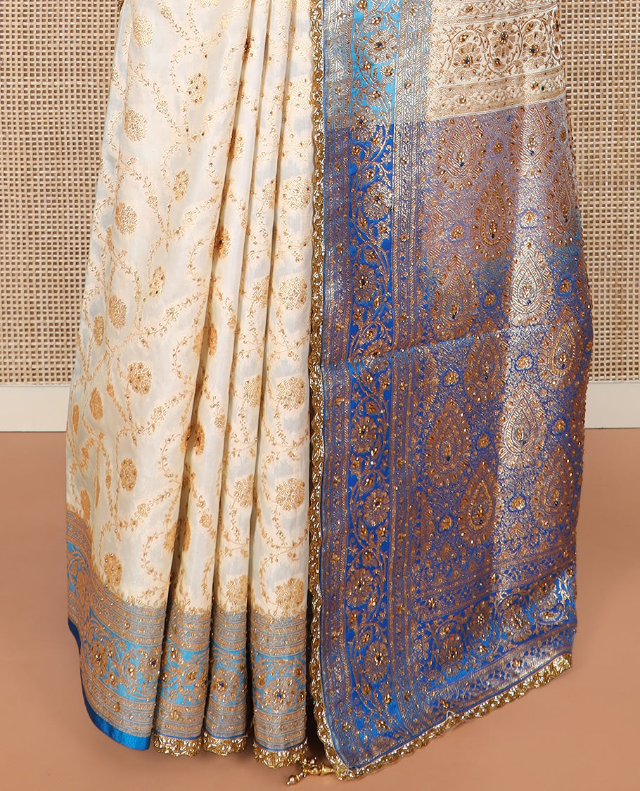 Cream Art Vastrakala Silk Saree Enthralled with Floral Jaal Jacquard with Stone Work All Over Its Body, Complemented by a Contrast Floral Creeper Zari Stone Work Border, Pallu Detailed in Zari and Stone Work, and Paired with a Contrast Blouse