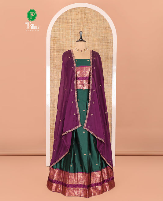 Green-Purple Semi-Banarasi Half-Saree Showcasing Zari Buttas on Its Skirt, Complemented by a Contrast Traditional Zari Temple Rettai Pettu Border, Paired with a Matching Blouse, and a Satin Georgette Embroidered Scallop Dhavani