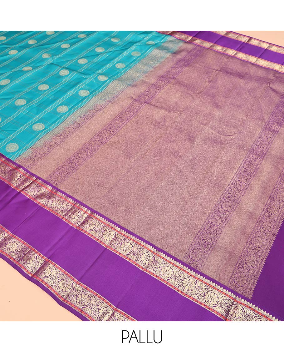 Green Vasundhara Silk Saree, Bedecked with Chakram Butta Enclosed Checks, Complemented by a Contrast Rettai Pettu Kodi Visiry Border, Grand Pallu, and Contrast Blouse