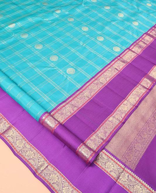 Green Vasundhara Silk Saree, Bedecked with Chakram Butta Enclosed Checks, Complemented by a Contrast Rettai Pettu Kodi Visiry Border, Grand Pallu, and Contrast Blouse